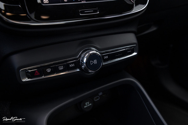 Volvo XC40 Recharge Ultimate 70 kWh | Zwenkbare trekhaak | Panorama dak | Memory | Adaptieve cruise | Blis | Memory |