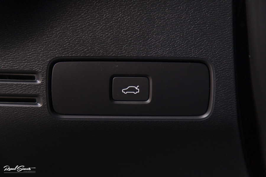Volvo XC40 Recharge Ultimate 70 kWh | Zwenkbare trekhaak | Panorama dak | Memory | Adaptieve cruise | Blis | Memory |