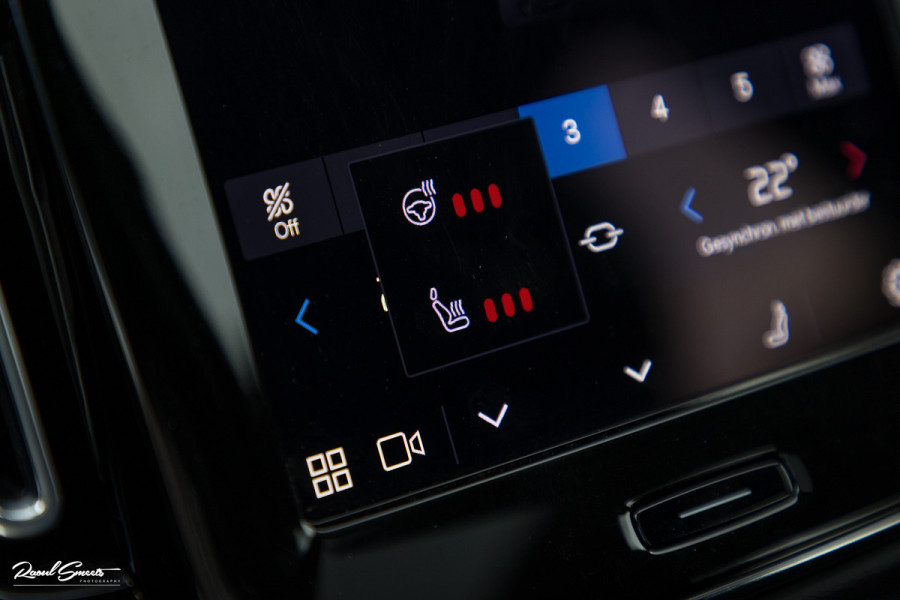 Volvo XC40 Recharge Ultimate 70 kWh | Zwenkbare trekhaak | Panorama dak | Memory | Adaptieve cruise | Blis | Memory |