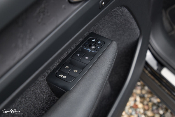 Volvo XC40 Recharge Ultimate 70 kWh | Zwenkbare trekhaak | Panorama dak | Memory | Adaptieve cruise | Blis | Memory |