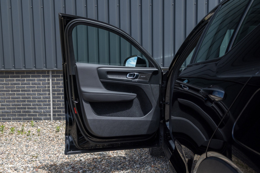 Volvo XC40 Recharge Ultimate 70 kWh | Zwenkbare trekhaak | Panorama dak | Memory | Adaptieve cruise | Blis | Memory |