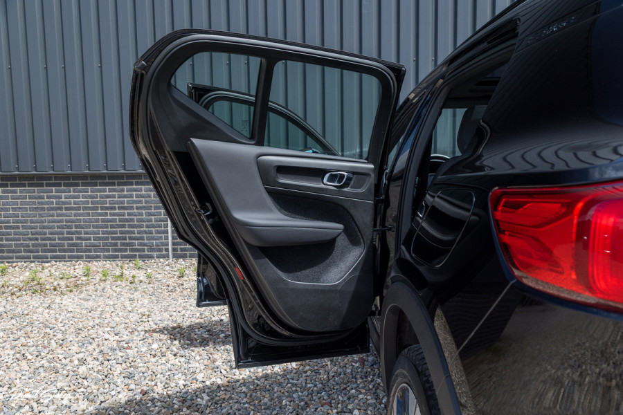 Volvo XC40 Recharge Ultimate 70 kWh | Zwenkbare trekhaak | Panorama dak | Memory | Adaptieve cruise | Blis | Memory |