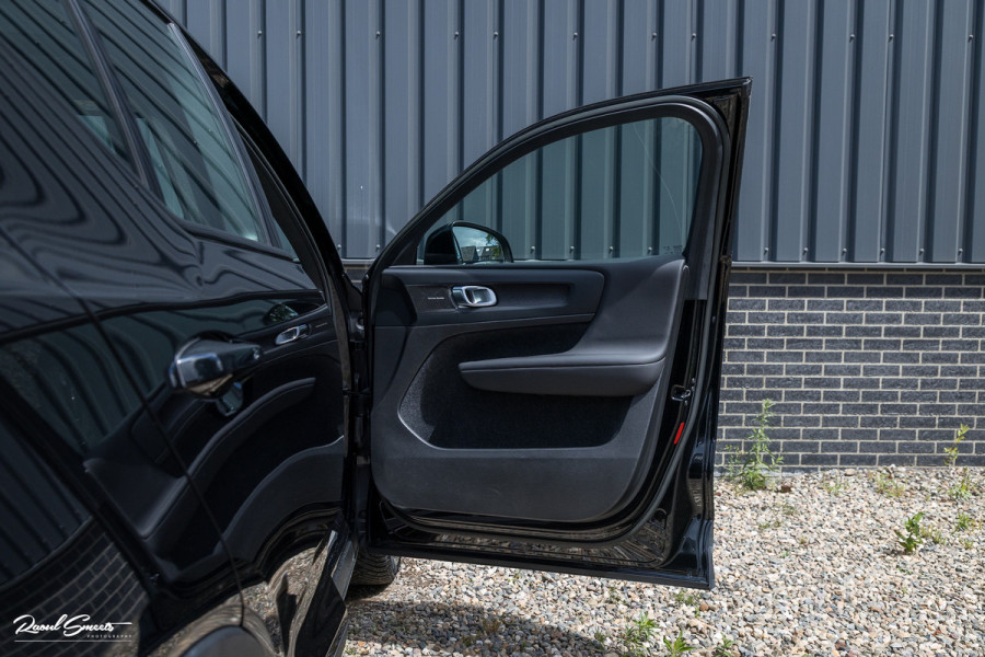 Volvo XC40 Recharge Ultimate 70 kWh | Zwenkbare trekhaak | Panorama dak | Memory | Adaptieve cruise | Blis | Memory |