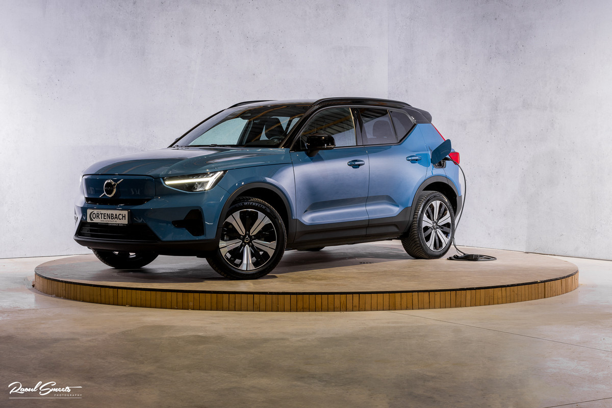 Volvo XC40 Recharge Twin Plus 78 kWh | Zwenkbare trekhaak | Adaptieve cruise | Blis | Metallic |