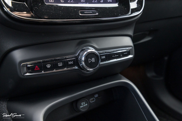 Volvo XC40 Recharge Plus 70 kWh  | Zwenkbare trekhaak | Adaptieve cruise | Blis | Full LED |