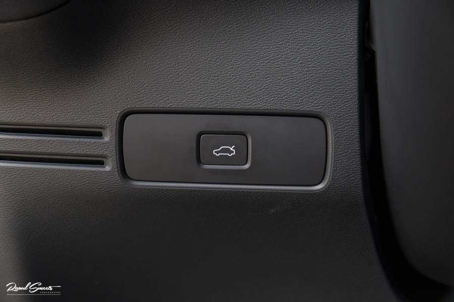 Volvo XC40 Recharge Plus 70 kWh  | Zwenkbare trekhaak | Adaptieve cruise | Blis | Full LED |