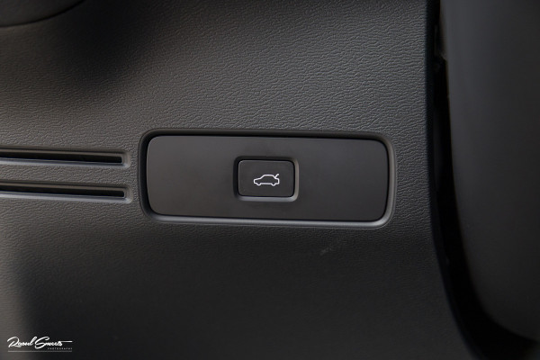 Volvo XC40 Recharge Plus 70 kWh  | Zwenkbare trekhaak | Adaptieve cruise | Blis | Full LED |