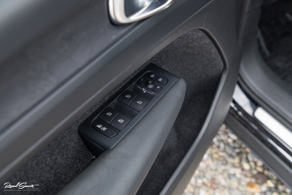 Volvo XC40 Recharge Plus 70 kWh  | Zwenkbare trekhaak | Adaptieve cruise | Blis | Full LED |