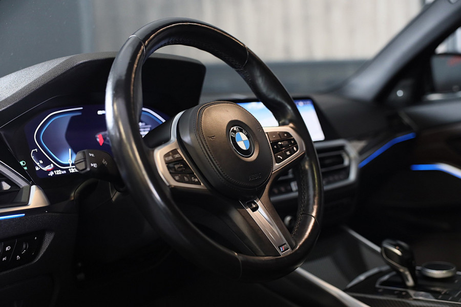 BMW 3 Serie Touring 320e M Line / Carbon / Bruin Leder / Navi / Camera / Cruise Control / F1 / Open Panorama / Led / Pdc / 19 Inch