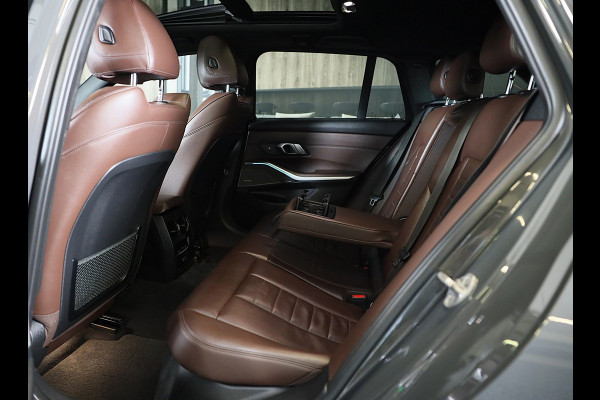 BMW 3 Serie Touring 320e M Line / Carbon / Bruin Leder / Navi / Camera / Cruise Control / F1 / Open Panorama / Led / Pdc / 19 Inch