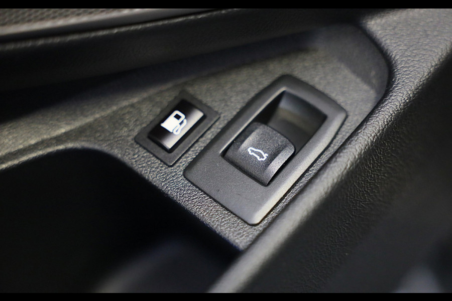 BMW 3 Serie Touring 320e M Line / Carbon / Bruin Leder / Navi / Camera / Cruise Control / F1 / Open Panorama / Led / Pdc / 19 Inch