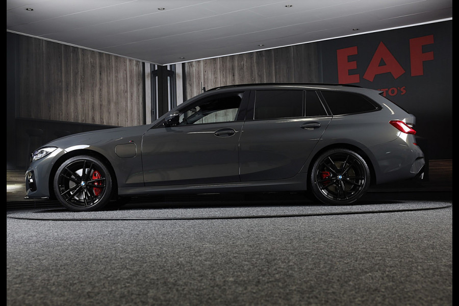 BMW 3 Serie Touring 320e M Line / Carbon / Bruin Leder / Navi / Camera / Cruise Control / F1 / Open Panorama / Led / Pdc / 19 Inch