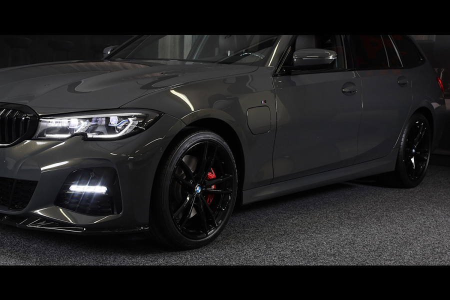 BMW 3 Serie Touring 320e M Line / Carbon / Bruin Leder / Navi / Camera / Cruise Control / F1 / Open Panorama / Led / Pdc / 19 Inch