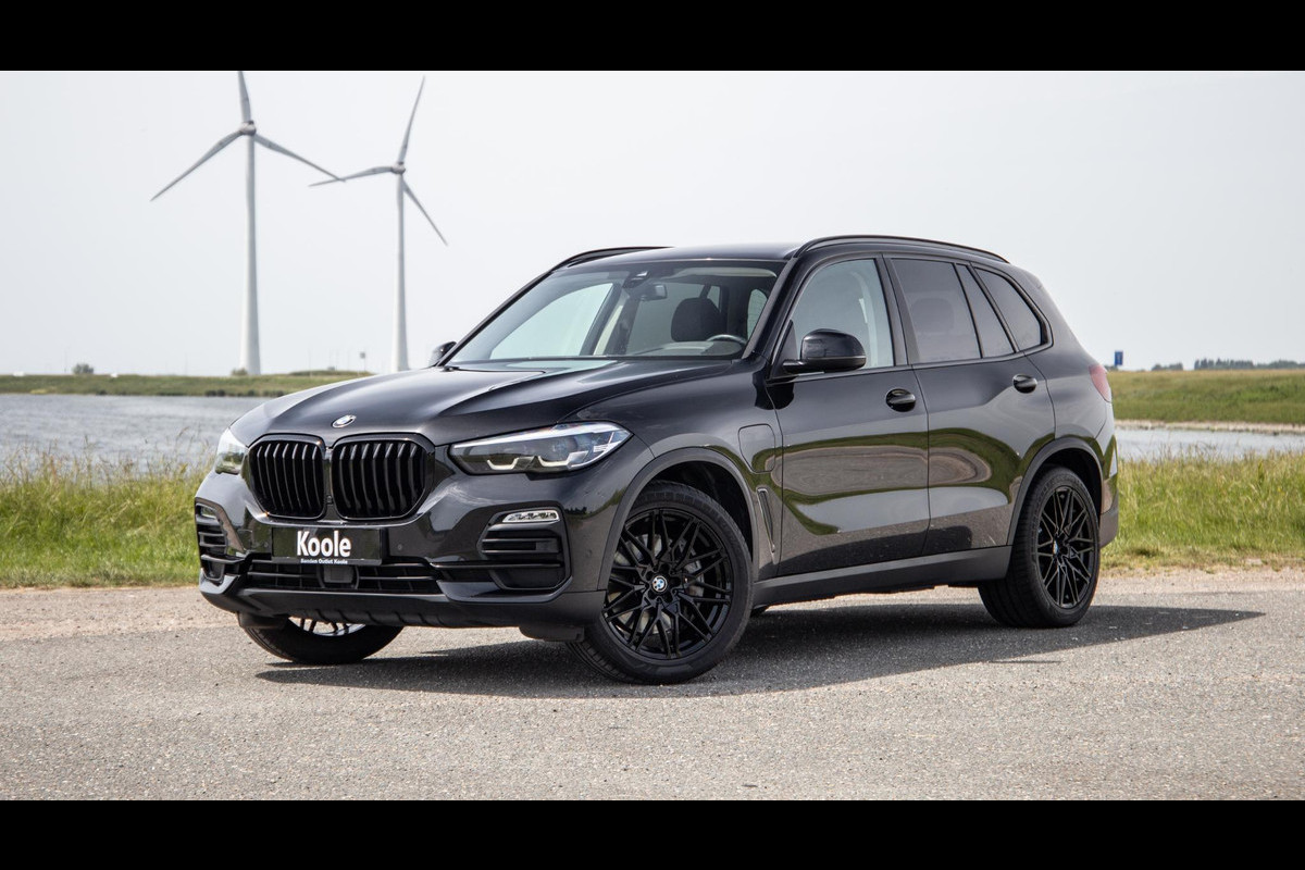 BMW X5 xDrive45e Executive CARPLAY / CAMERA / DEALER ONDERHOUDEN / LEER / STOELVERWARMING / BLACK ON BLACK