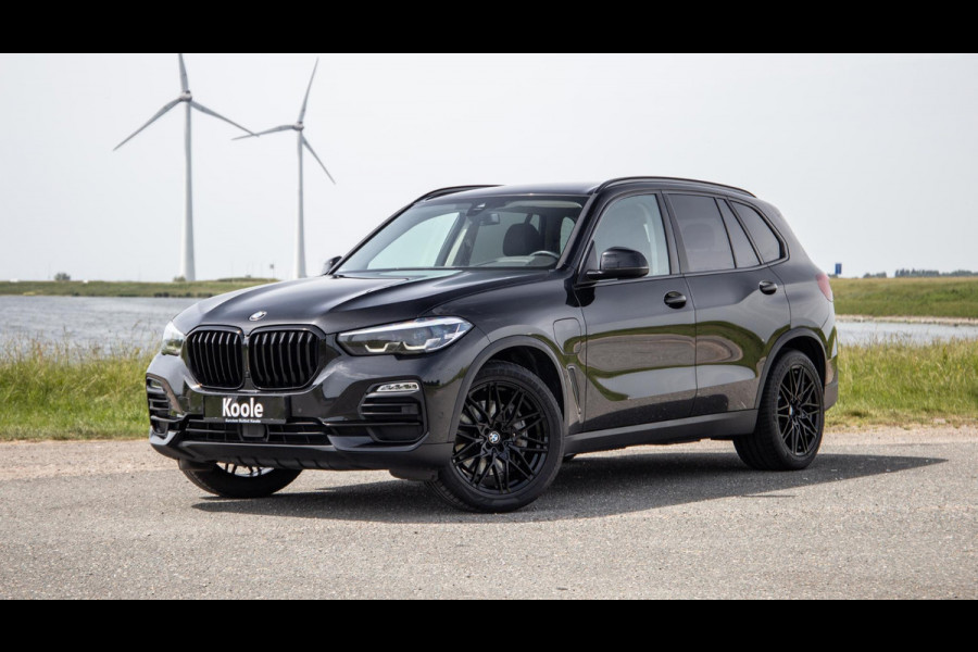 BMW X5 xDrive45e Executive CARPLAY / CAMERA / DEALER ONDERHOUDEN / LEER / STOELVERWARMING / BLACK ON BLACK