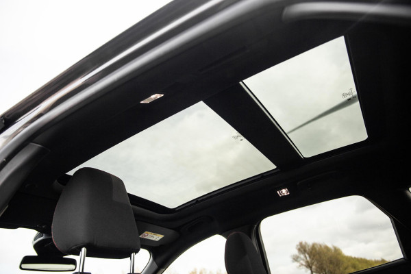 Ford Kuga 2.5 PHEV ST-Line PANORAMADAK / CARPLAY / TREKHAAK / DEALER ONDERHOUDEN / CAMERA