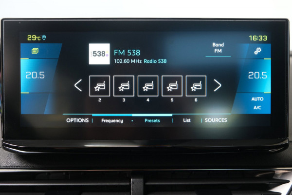 Peugeot 3008 1.6 HYbrid 225 GT Automaat - N.A.P. Airco, Cruise, Camera, Virtual Display, Stoelverwarming.