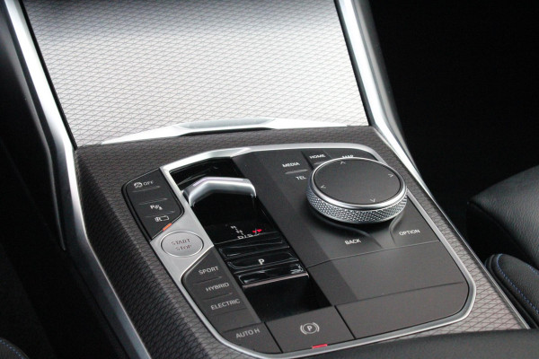 BMW 3 Serie Touring 330e 292PK M-SPORT | PANORAMISCH SCHUIF/KANTEL DAK | M-SPORT PRO-PAKKET | M-SPORT REMMEN UITGEVOERD IN DONKERBLAUW MET M LOGO | BMW LIVE COCKPIT PROFESSIONAL | CURVED DISPLAY |DRIVING ASSISTANT INCL. HEAD-UP DISPLAY | PARKING ASSIST INCL. ACHTERUITRIJCAMERA | ADAPTIEVE LED KOPLAMPEN |SHADOW LINE | M-SPORTSTOELEN VOOR | LEDER VERNASCA MET CONTRAST STIKSELS M-SPORT | STOEL VERWARMING | DRAADLOZE APPLE CARPLAY | ELEKTRISCH VERSTELBARE STOELEN MET GEHEUGEN FUNCTIE | HEAD UP DISPLAY | DRAADLOZE TELEFOONLADER | DODEHOEK BEWAKING | COMFORT PACK INCL. ELEKTRISCHE ACHTE