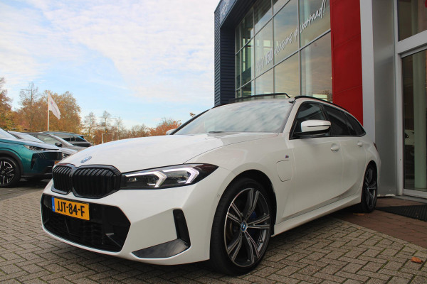 BMW 3 Serie Touring 330e 292PK M-SPORT | PANORAMISCH SCHUIF/KANTEL DAK | M-SPORT PRO-PAKKET | M-SPORT REMMEN UITGEVOERD IN DONKERBLAUW MET M LOGO | BMW LIVE COCKPIT PROFESSIONAL | CURVED DISPLAY |DRIVING ASSISTANT INCL. HEAD-UP DISPLAY | PARKING ASSIST INCL. ACHTERUITRIJCAMERA | ADAPTIEVE LED KOPLAMPEN |SHADOW LINE | M-SPORTSTOELEN VOOR | LEDER VERNASCA MET CONTRAST STIKSELS M-SPORT | STOEL VERWARMING | DRAADLOZE APPLE CARPLAY | ELEKTRISCH VERSTELBARE STOELEN MET GEHEUGEN FUNCTIE | HEAD UP DISPLAY | DRAADLOZE TELEFOONLADER | DODEHOEK BEWAKING | COMFORT PACK INCL. ELEKTRISCHE ACHTE