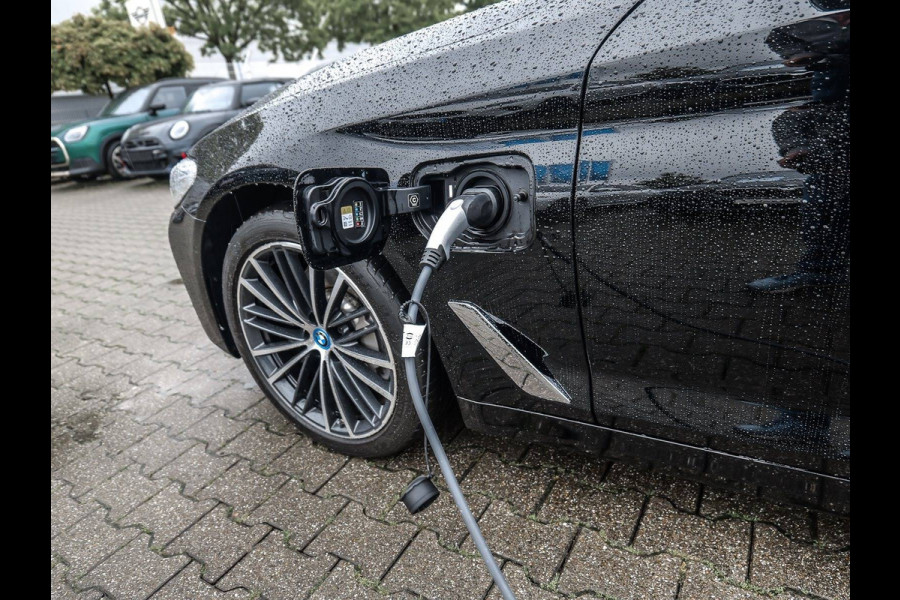 BMW 5 Serie 530e Limousine ** LASER, LEDER, NAVI+, HuD, 19-inch LMV, KEYLESS, ALARM ** UNFALLFREI ** ** INFORMEER OOK NAAR ONZE AANTREKKELIJKE FINANCIAL-LEASE TARIEVEN **