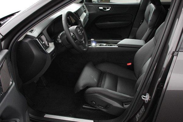 Volvo XC60 2.0 T6 Plug-in hybrid AWD Plus Dark Automaat Leder Navigatie Google Harman Kardon Panorama dak Lichtmetalen Velgen 19" Dab Stoelverwarming Camera Led