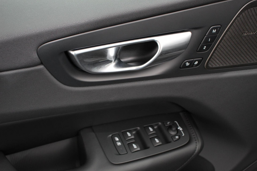 Volvo XC60 2.0 T6 Plug-in hybrid AWD Plus Dark Automaat Leder Navigatie Google Harman Kardon Panorama dak Lichtmetalen Velgen 19" Dab Stoelverwarming Camera Led