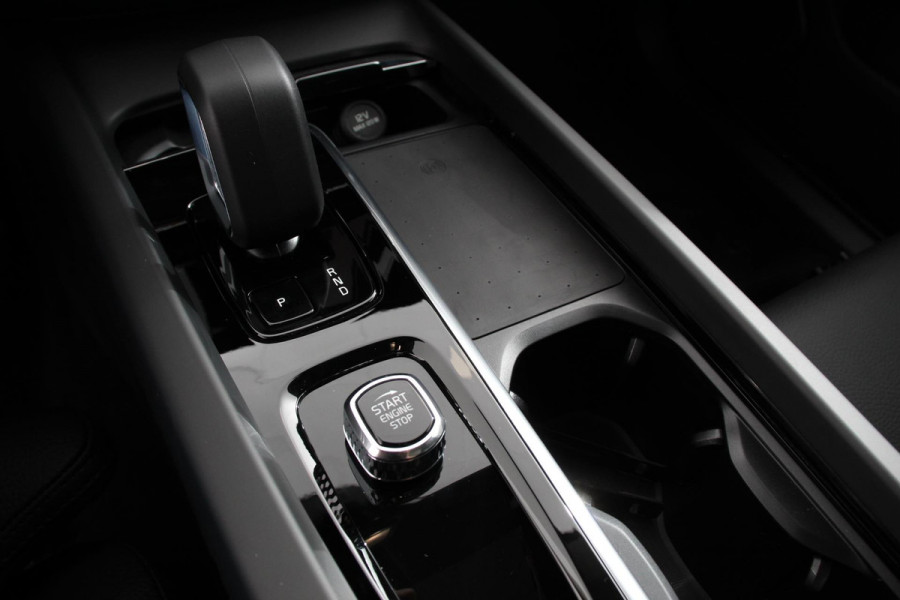 Volvo XC60 2.0 T6 Plug-in hybrid AWD Plus Dark Automaat Leder Navigatie Google Harman Kardon Panorama dak Lichtmetalen Velgen 19" Dab Stoelverwarming Camera Led