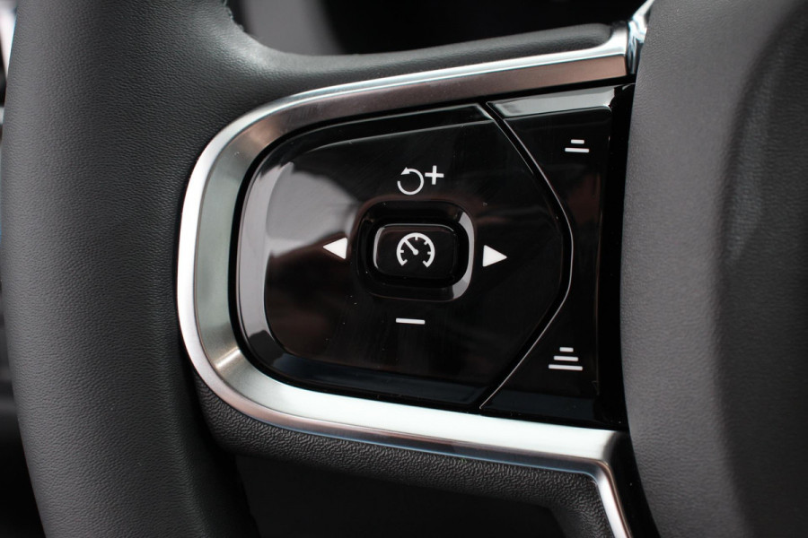 Volvo XC60 2.0 T6 Plug-in hybrid AWD Plus Dark Automaat Leder Navigatie Google Harman Kardon Panorama dak Lichtmetalen Velgen 19" Dab Stoelverwarming Camera Led
