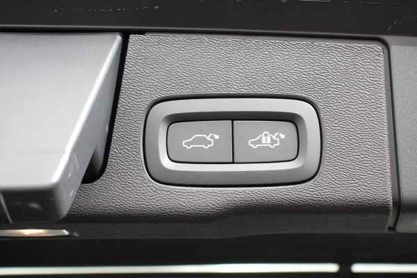 Volvo XC60 2.0 T6 Plug-in hybrid AWD Plus Dark Automaat Leder Navigatie Google Harman Kardon Panorama dak Lichtmetalen Velgen 19" Dab Stoelverwarming Camera Led