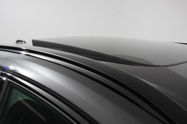 Volvo XC60 2.0 T6 Plug-in hybrid AWD Plus Dark Automaat Leder Navigatie Google Harman Kardon Panorama dak Lichtmetalen Velgen 19" Dab Stoelverwarming Camera Led