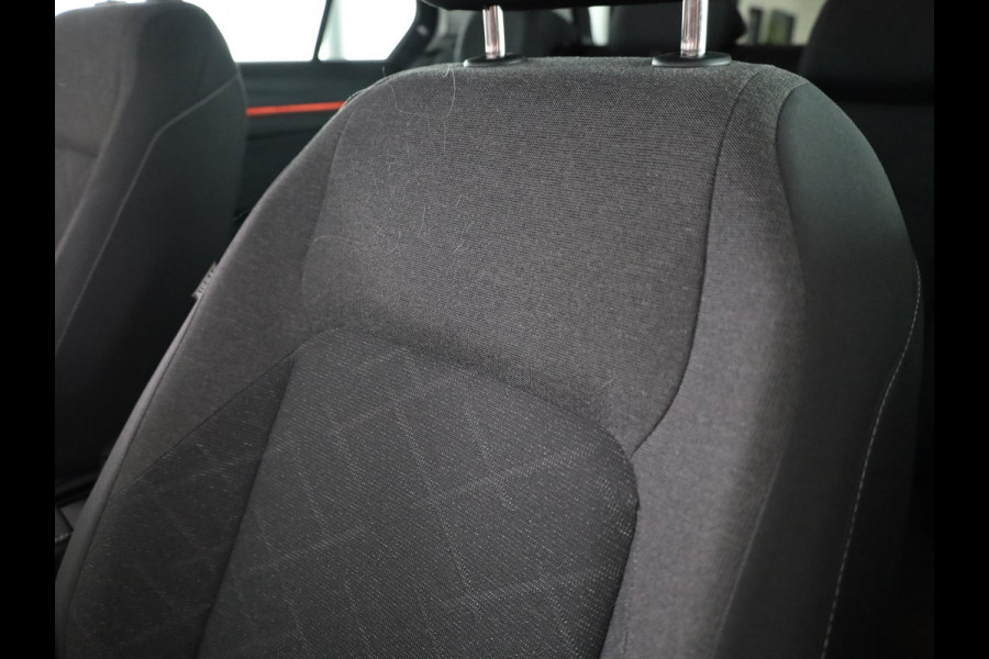 Volkswagen Golf 1.0 eTSI Life 110PK | Automaat (DSG) | Navigatie | Parkeersensoren |