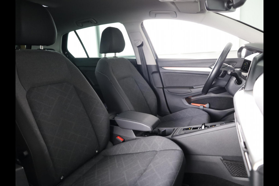 Volkswagen Golf 1.0 eTSI Life 110PK | Automaat (DSG) | Navigatie | Parkeersensoren |