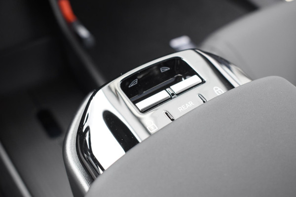 Volvo EX30 272PK Single Motor Extended Range Europa 69 kWh / Adaptive Cruise Control / Harman Kardon / Extra getint glas / Stoelverwarming / Stuurverwarming / Achteruitrijcamera / Elektrisch verstelbare stoelen / 20" velgen