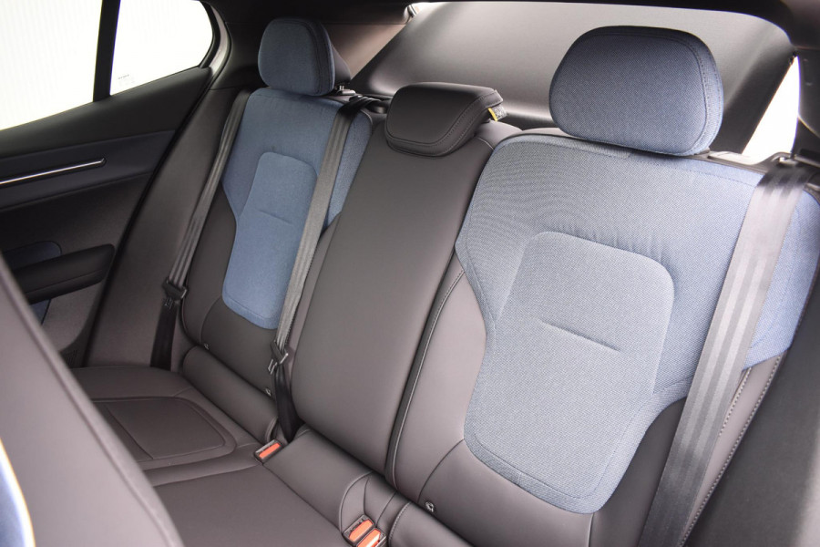 Volvo EX30 272PK Single Motor Extended Range Europa 69 kWh / Adaptive Cruise Control / Harman Kardon / Extra getint glas / Stoelverwarming / Stuurverwarming / Achteruitrijcamera / Elektrisch verstelbare stoelen / 20" velgen