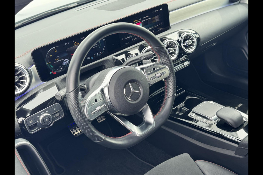 Mercedes-Benz CLA-Klasse 180 AMG Line AMG-LINE | SFEER VERLICHTING | WIDE-SCREEN