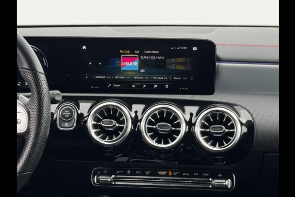 Mercedes-Benz CLA-Klasse 180 AMG Line AMG-LINE | SFEER VERLICHTING | WIDE-SCREEN