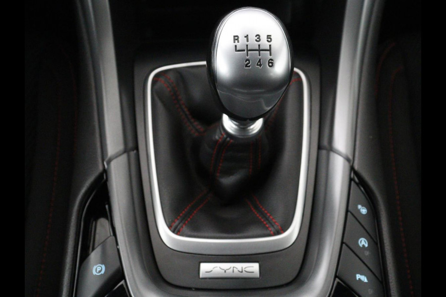 Ford Mondeo 1.5 ST Line | Trekhaak | Stoelverwarming | Keyless | Carplay | Navigatie | Stuurverwarming | Park Assist | Sfeerverlichting | DAB | Climate control | Bluetooth | Cruise control | Origineel NL
