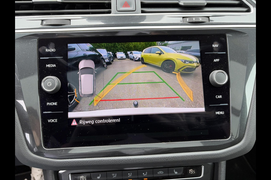 Volkswagen Tiguan 1.5 TSI ACT Highline Business R VAN: 30.900,- VOOR: 27.877,- UW WKVOORDEEL: 3.023,- | 3X R-LINE | R-LINE BINNEN + BUITEN + ONDERSTEL | PANORAMADAK | DIGITAAL COCKPIT | ACHTERUITRIJCAMERA | ONDERHOUDSHISTORIE COMPLEET | APPLE CARPLAY | TREKHAAK