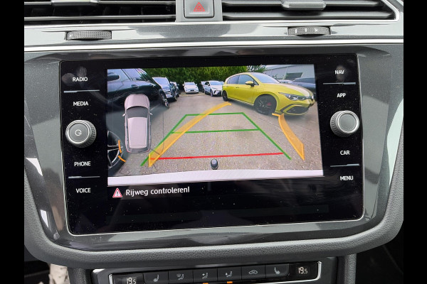 Volkswagen Tiguan 1.5 TSI ACT Highline Business R VAN: 30.900,- VOOR: 27.877,- UW WKVOORDEEL: 3.023,- | 3X R-LINE | R-LINE BINNEN + BUITEN + ONDERSTEL | PANORAMADAK | DIGITAAL COCKPIT | ACHTERUITRIJCAMERA | ONDERHOUDSHISTORIE COMPLEET | APPLE CARPLAY | TREKHAAK