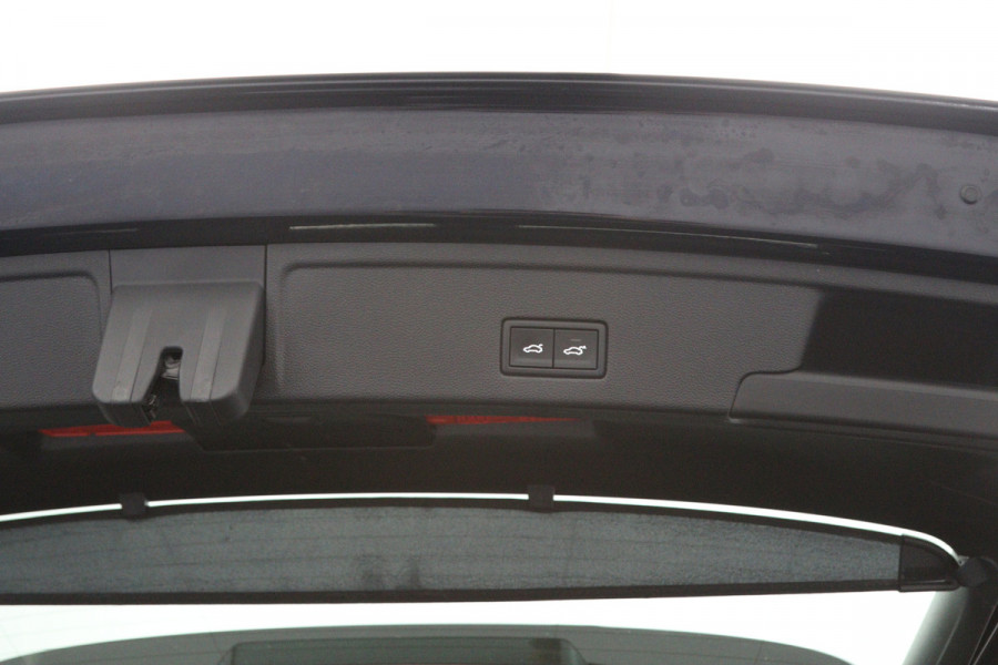 Volkswagen Touareg 3.0 TDI 286 PK R-Line, Luchtvering, Trekhaak, Panoramadak, Adap. Cruise Control