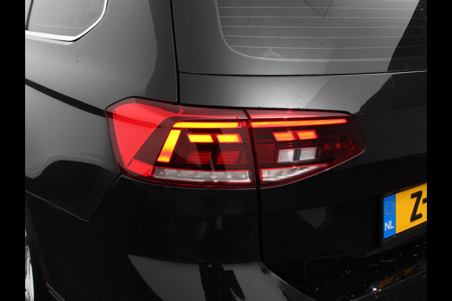 Volkswagen Passat Variant 1.5 TSI 150 pk DSG Elegance High Navigatie Apple Carplay/Android Auto Parkeersensoren Camera Elektrische achterklep Adaptieve Cruise Control Virtual Cockpit Afneembare trekhaak Ledverlichting Bestuurderstoel elektrisch