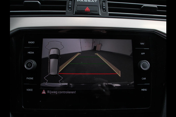 Volkswagen Passat Variant 1.5 TSI 150 pk DSG Elegance High Navigatie Apple Carplay/Android Auto Parkeersensoren Camera Elektrische achterklep Adaptieve Cruise Control Virtual Cockpit Afneembare trekhaak Ledverlichting Bestuurderstoel elektrisch