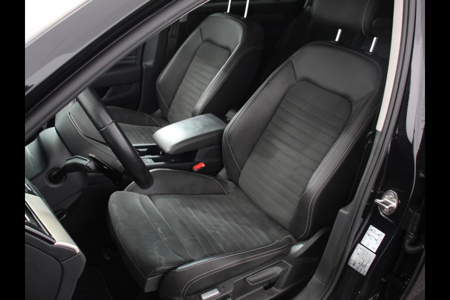 Volkswagen Passat Variant 1.5 TSI 150 pk DSG Elegance High Navigatie Apple Carplay/Android Auto Parkeersensoren Camera Elektrische achterklep Adaptieve Cruise Control Virtual Cockpit Afneembare trekhaak Ledverlichting Bestuurderstoel elektrisch