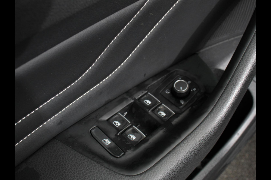 Volkswagen Passat Variant 1.5 TSI 150 pk DSG Elegance High Navigatie Apple Carplay/Android Auto Parkeersensoren Camera Elektrische achterklep Adaptieve Cruise Control Virtual Cockpit Afneembare trekhaak Ledverlichting Bestuurderstoel elektrisch