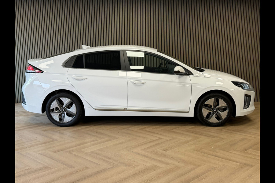 Hyundai IONIQ 1.6 GDi Premium - Plus Sky AIRCO NAVIGATIE CAMERA APPLE CARPLAY USB BLUETOOTH PDC STOEL/STUURVERWARMING KEYLESS-GO