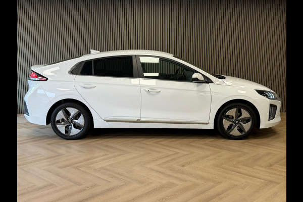 Hyundai IONIQ 1.6 GDi Premium - Plus Sky AIRCO NAVIGATIE CAMERA APPLE CARPLAY USB BLUETOOTH PDC STOEL/STUURVERWARMING KEYLESS-GO