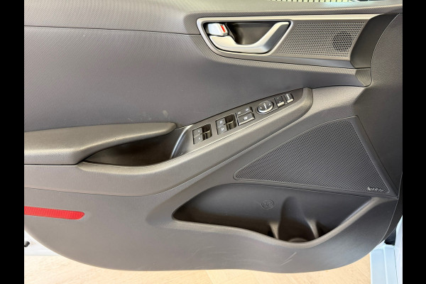Hyundai IONIQ 1.6 GDi Premium - Plus Sky AIRCO NAVIGATIE CAMERA APPLE CARPLAY USB BLUETOOTH PDC STOEL/STUURVERWARMING KEYLESS-GO