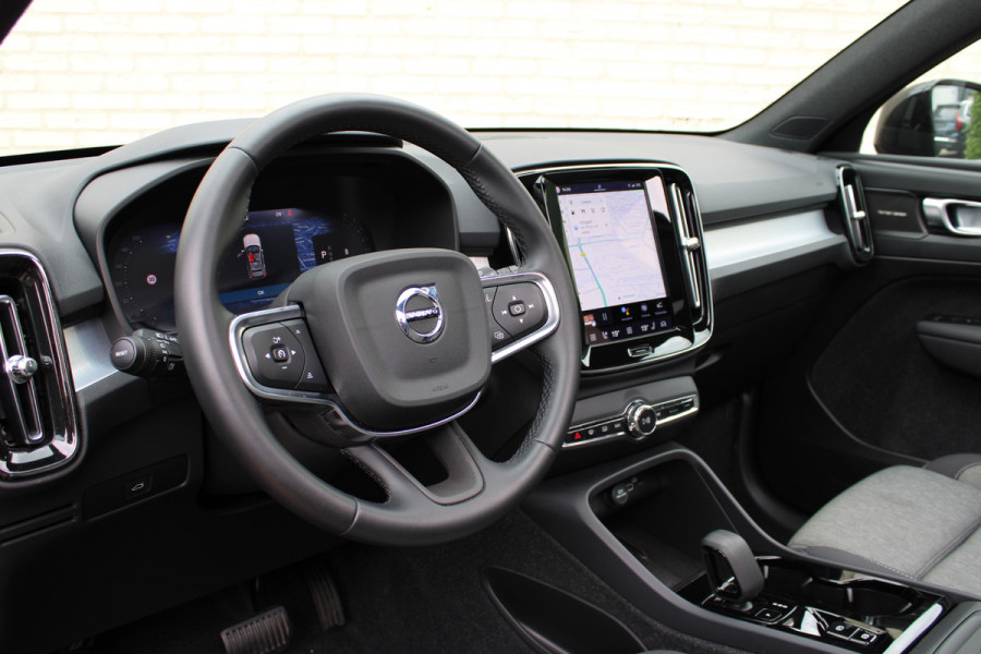 Volvo XC40 2.0 B3 Plus Black Edition | Trekhaak Actie! | Panoramadak | 360 Camera | H&K | 20'' | Google