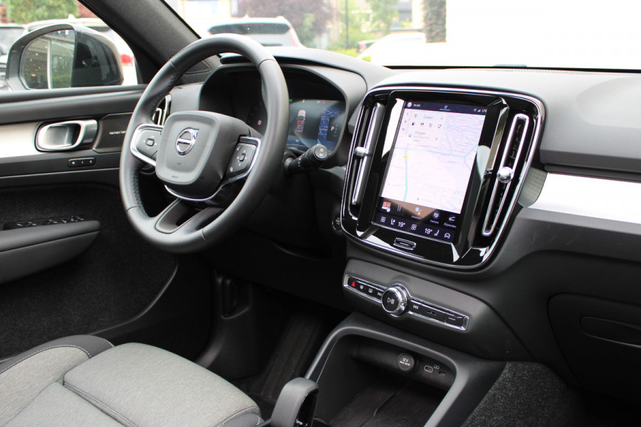 Volvo XC40 2.0 B3 Plus Black Edition | Trekhaak Actie! | Panoramadak | 360 Camera | H&K | 20'' | Google