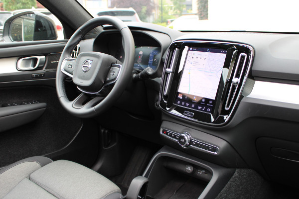 Volvo XC40 2.0 B3 Plus Black Edition | Trekhaak Actie! | Panoramadak | 360 Camera | H&K | 20'' | Google